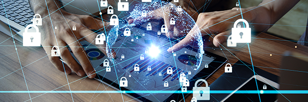 Dos personas que trabajan en una tableta rodeadas por un teléfono inteligente y una computadora portátil con una imagen gráfica de la seguridad del dispositivo IoT superpuesta en la parte superior.
